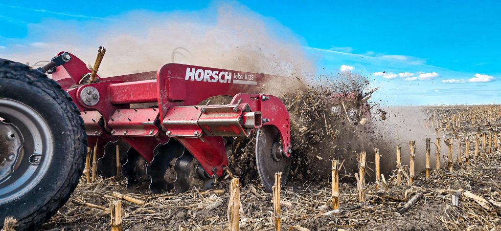 Disc tillage equipment breaking crop residue and preparing soil